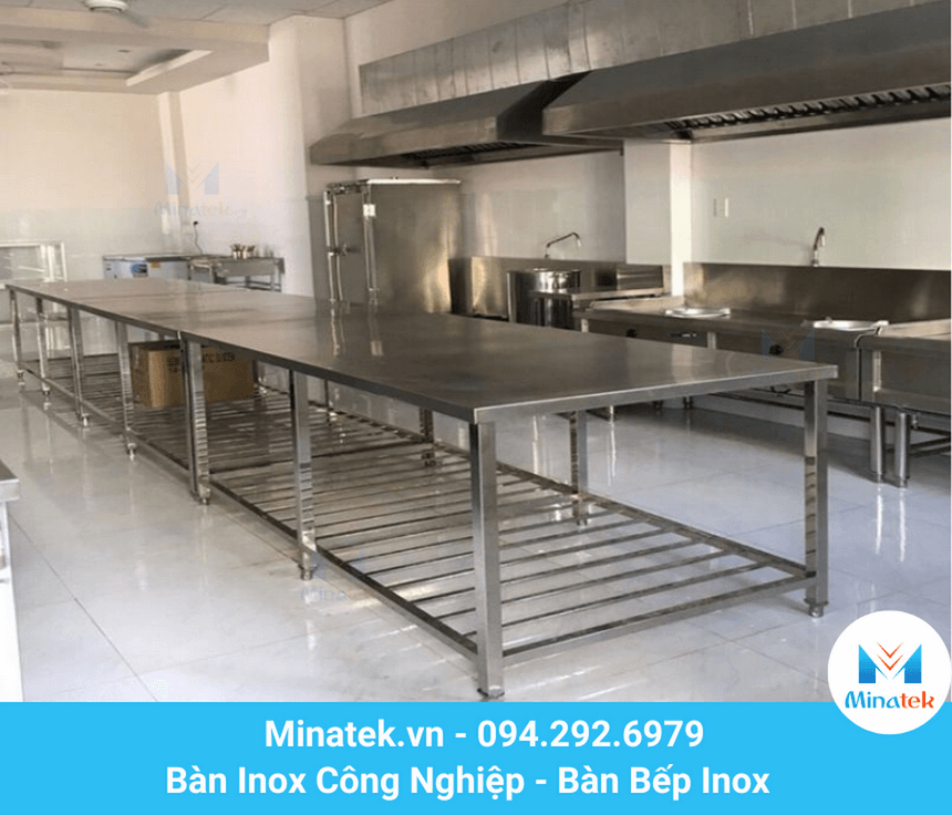 Bàn bếp inox 2 tầng kệ song với dài 1m8 đảm bảo đủ không gian rộng cho hệ thống bếp công nghiệp quy mô lớn với nhiều công đoạn chế biến thực phẩm